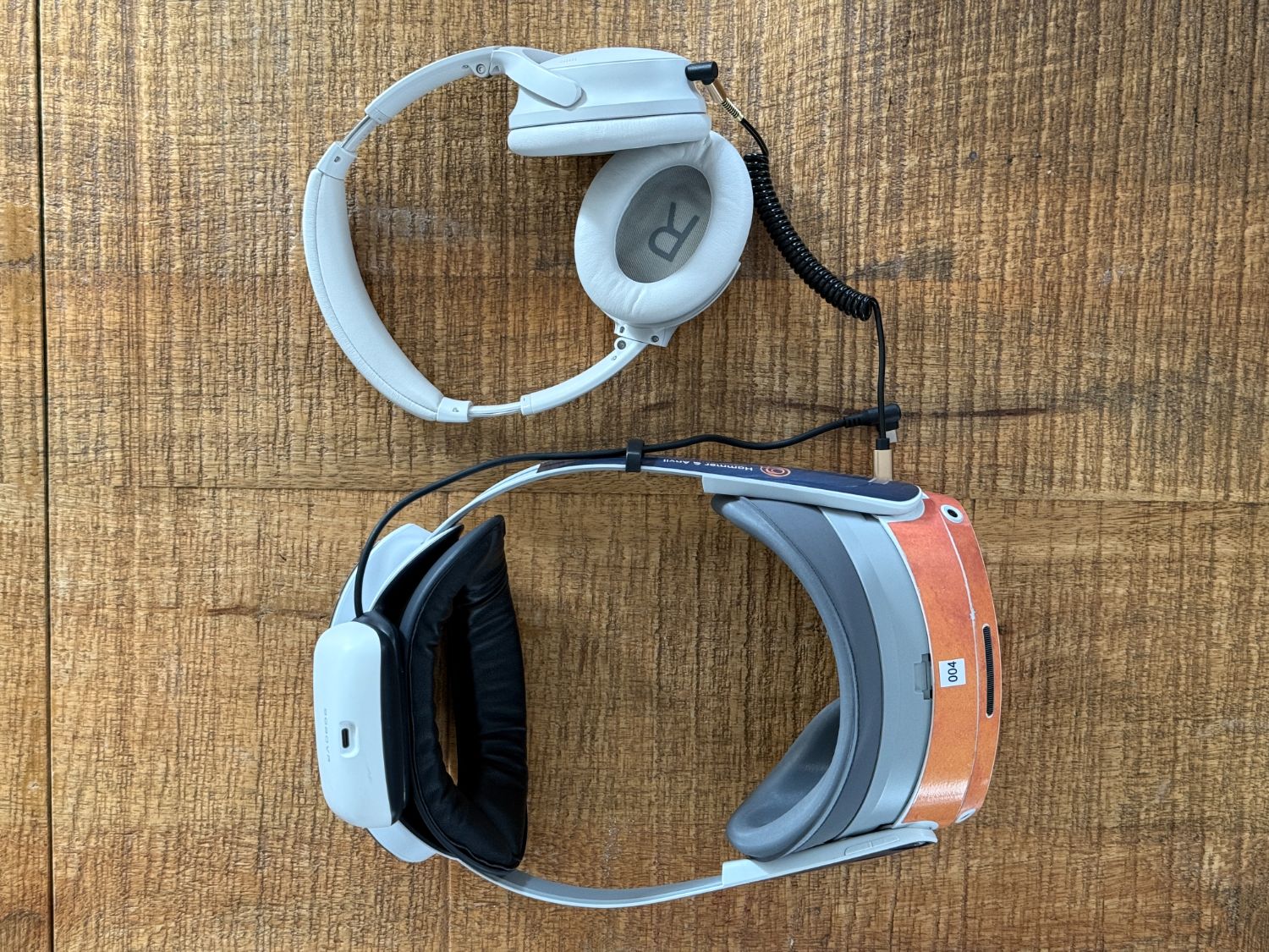 The split cable connecting the headset, battery dock and headphones, top-down
