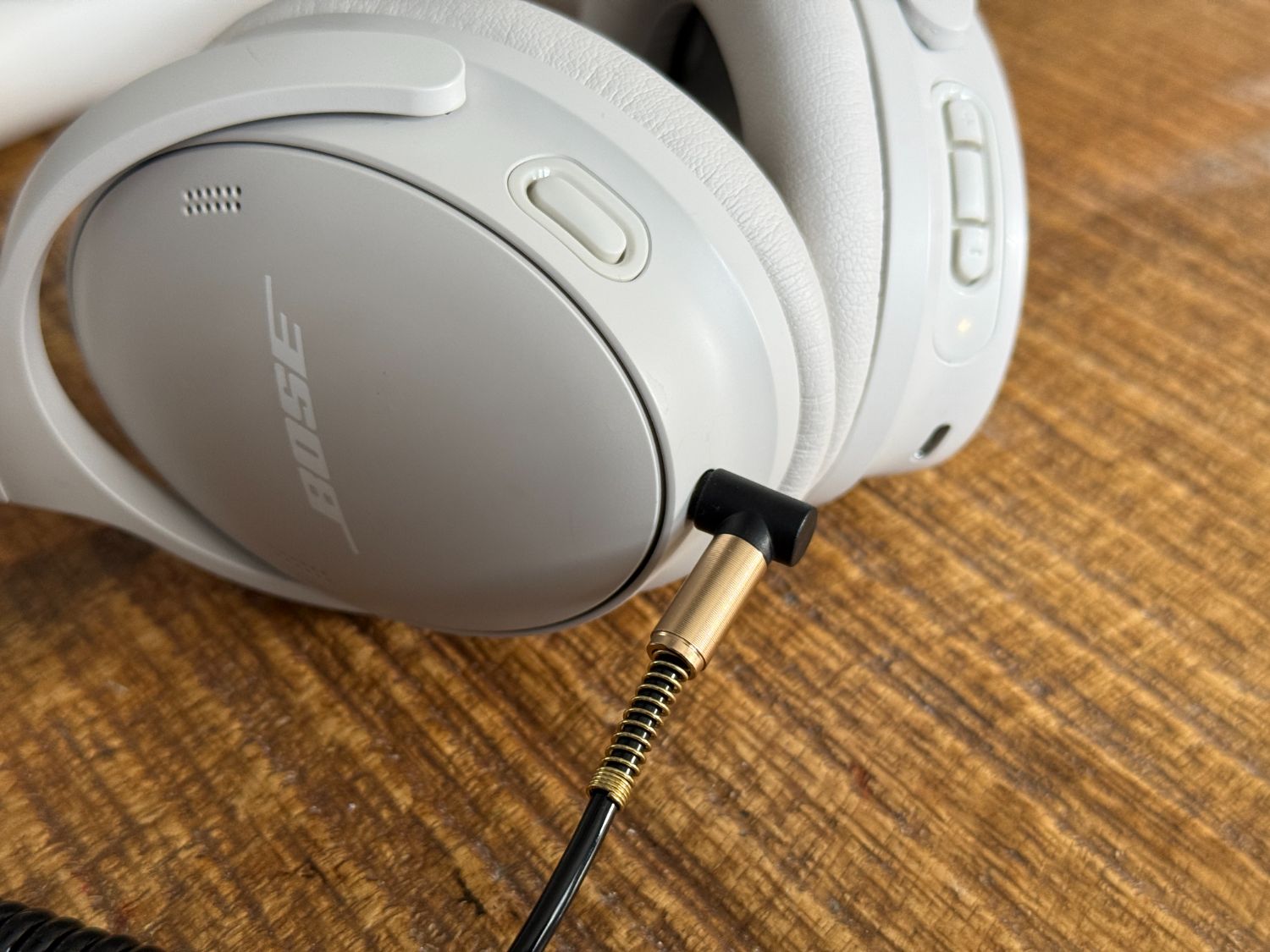 The 2.5 mm jack seated in the headphones