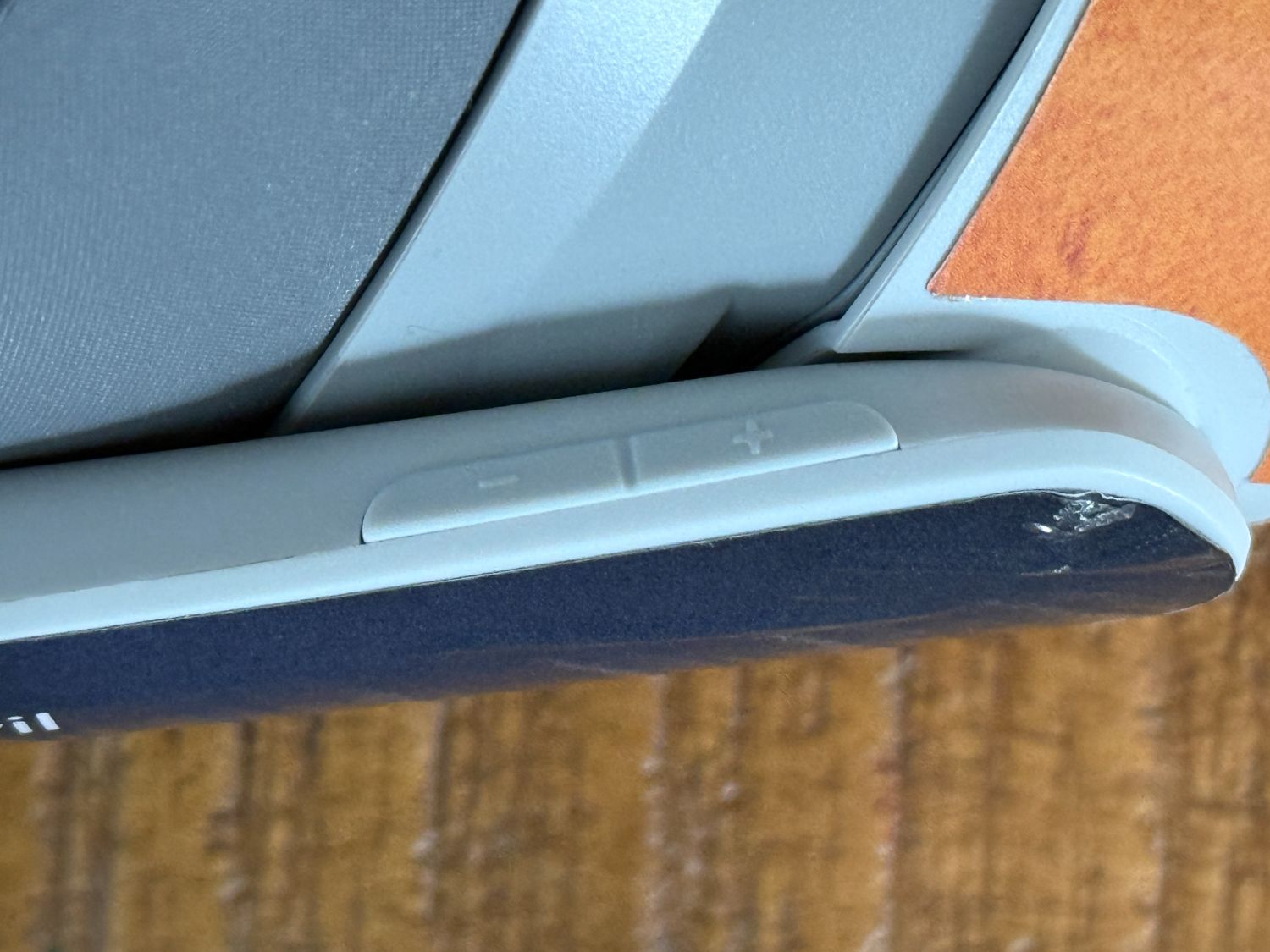 The recentre and volume buttons on the headset